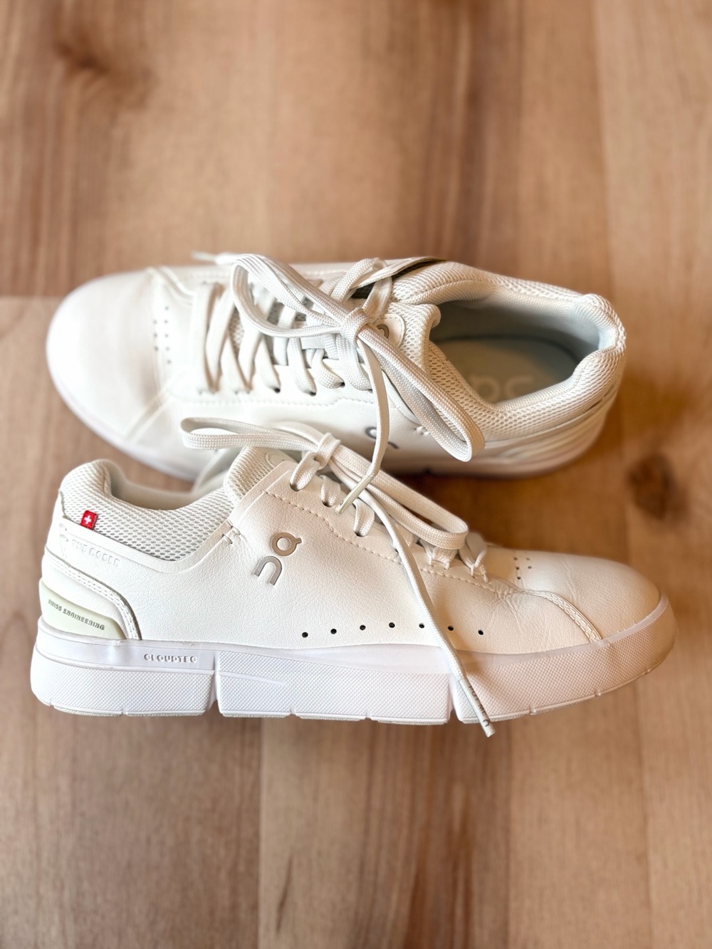 On Women's THE ROGER Advantage Sneakers White Size US W7